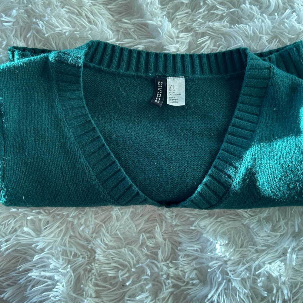 H & M Green cropped v-neck divided sweater